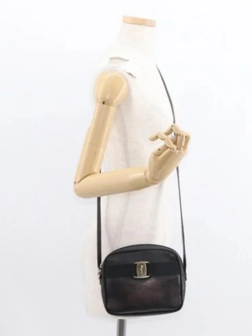 Salvatore Ferragamo Vala Shoulder Bag Leather Black Gold Auth BA7662